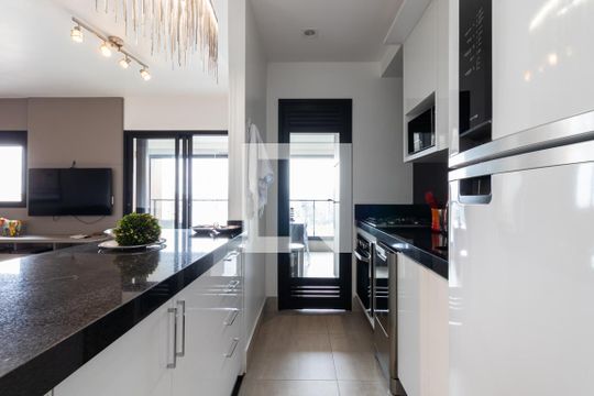 Comprar apartamento mobiliado com 2 quartos, varanda e piscina. Excelente para comprar. — Cozinha