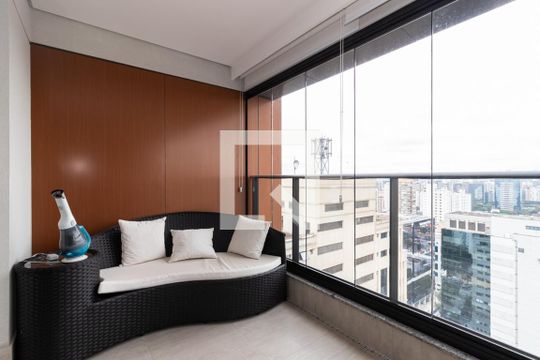Comprar apartamento mobiliado com 2 quartos, varanda e piscina. Excelente para comprar. — Varanda