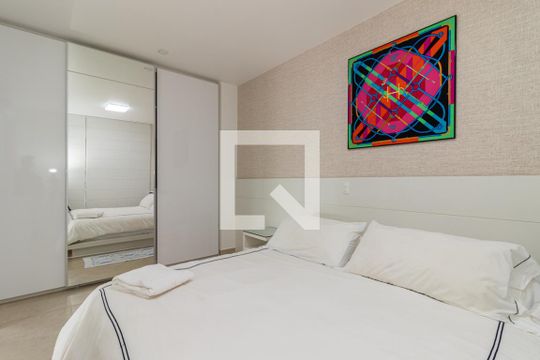 Comprar apartamento mobiliado com 2 quartos, varanda e piscina. Excelente para comprar. — Suíte 2