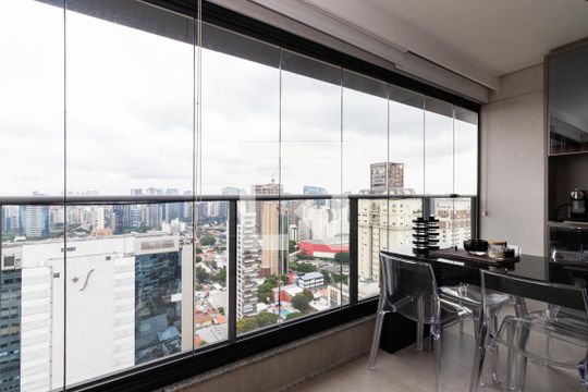 Comprar apartamento mobiliado com 2 quartos, varanda e piscina. Excelente para comprar. — Varanda