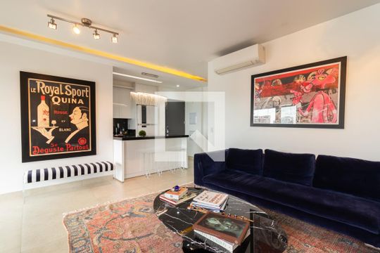 Comprar apartamento mobiliado com 2 quartos, varanda e piscina. Excelente para comprar. — Sala