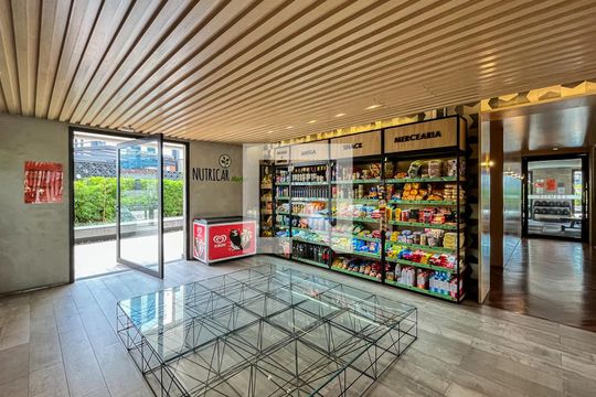 Comprar apartamento mobiliado com 2 quartos, varanda e piscina. Excelente para comprar. — Mini mercado