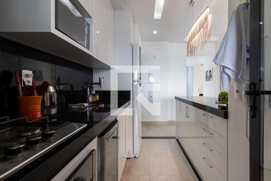Comprar apartamento mobiliado com 2 quartos, varanda e piscina. Excelente para comprar. — Cozinha