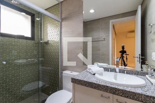 Comprar apartamento mobiliado com 2 quartos, varanda e piscina. Excelente para comprar. — Banheiro Suíte 1