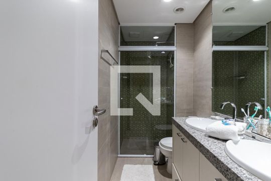 Comprar apartamento mobiliado com 2 quartos, varanda e piscina. Excelente para comprar. — Banheiro Suíte 2