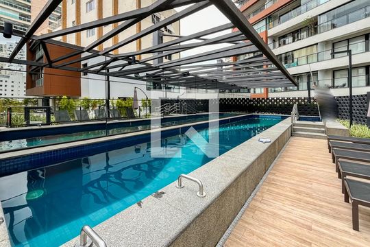Comprar apartamento mobiliado com 2 quartos, varanda e piscina. Excelente para comprar. — Piscina