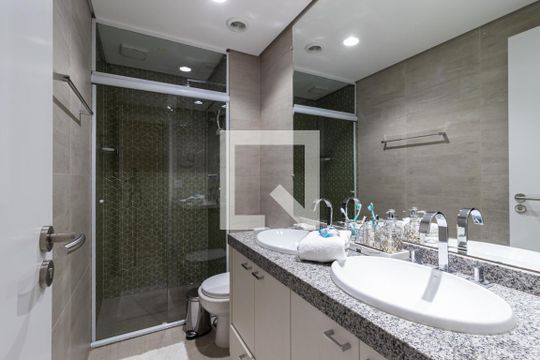 Comprar apartamento mobiliado com 2 quartos, varanda e piscina. Excelente para comprar. — Banheiro Suíte 2