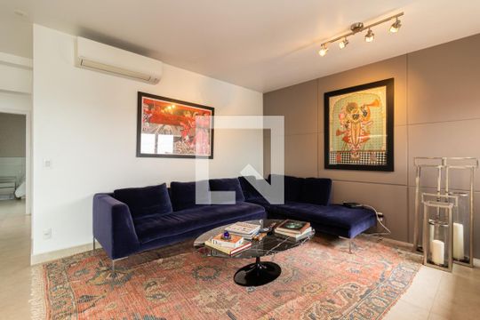 Comprar apartamento mobiliado com 2 quartos, varanda e piscina. Excelente para comprar. — Sala