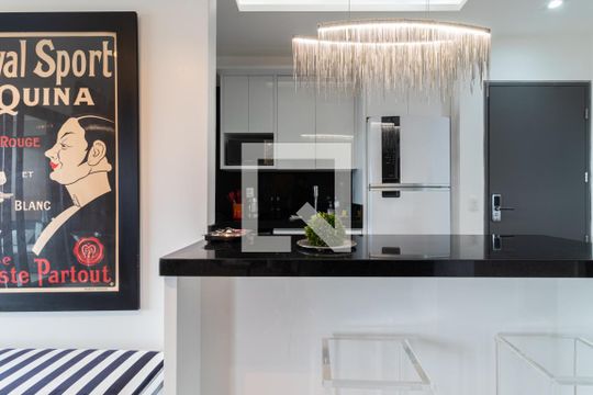 Comprar apartamento mobiliado com 2 quartos, varanda e piscina. Excelente para comprar. — Cozinha
