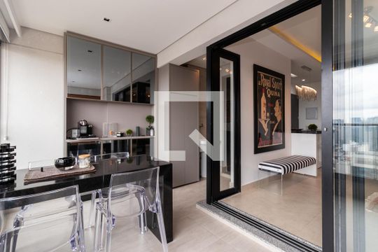 Comprar apartamento mobiliado com 2 quartos, varanda e piscina. Excelente para comprar. — Varanda