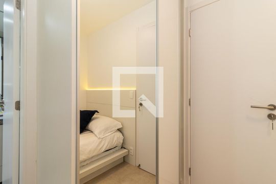 Comprar apartamento mobiliado com 2 quartos, varanda e piscina. Excelente para comprar. — Suíte 1