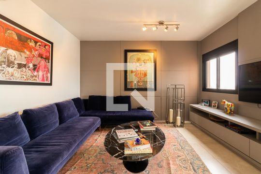 Comprar apartamento mobiliado com 2 quartos, varanda e piscina. Excelente para comprar. — Sala