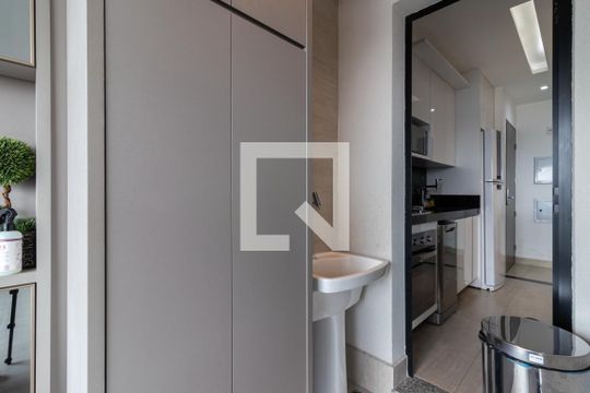 Comprar apartamento mobiliado com 2 quartos, varanda e piscina. Excelente para comprar. — Área de Serviço