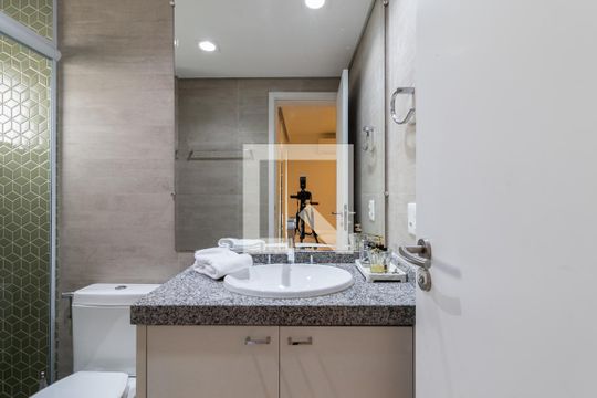Comprar apartamento mobiliado com 2 quartos, varanda e piscina. Excelente para comprar. — Banheiro Suíte 1