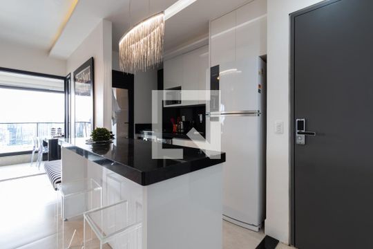 Comprar apartamento mobiliado com 2 quartos, varanda e piscina. Excelente para comprar. — Cozinha