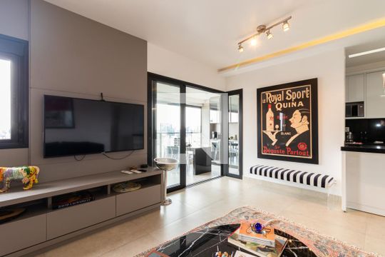 Comprar apartamento mobiliado com 2 quartos, varanda e piscina. Excelente para comprar. — Sala