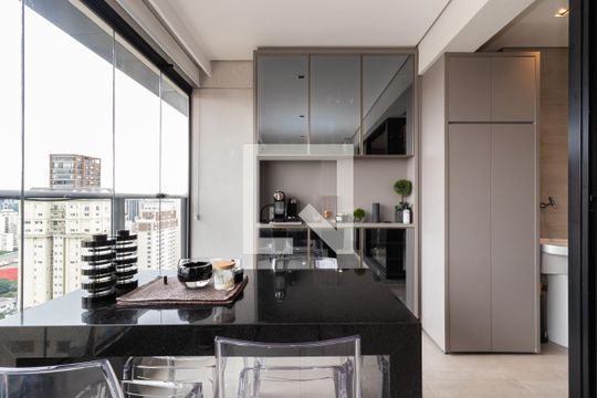 Comprar apartamento mobiliado com 2 quartos, varanda e piscina. Excelente para comprar. — Varanda