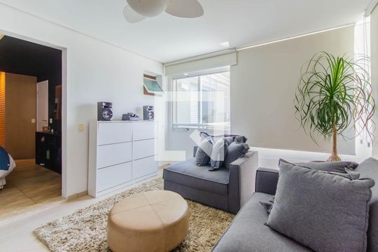 Venda de apartamento na Vila Mariana com 3 quartos e piscina no condomínio. — Escritório
