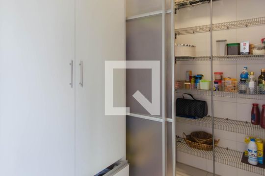 Venda de apartamento na Vila Mariana com 3 quartos e piscina no condomínio. — Área de Serviço