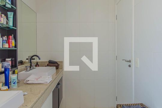 Venda de apartamento na Vila Mariana com 3 quartos e piscina no condomínio. — Banheiro da Suíte 1
