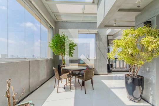 Venda de apartamento na Vila Mariana com 3 quartos e piscina no condomínio. — Sala