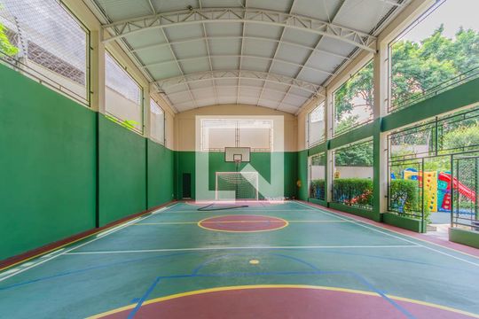 Venda de apartamento na Vila Mariana com 3 quartos e piscina no condomínio. — Área comum - Quadra Esportiva