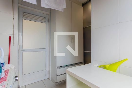 Venda de apartamento na Vila Mariana com 3 quartos e piscina no condomínio. — Área de Serviço