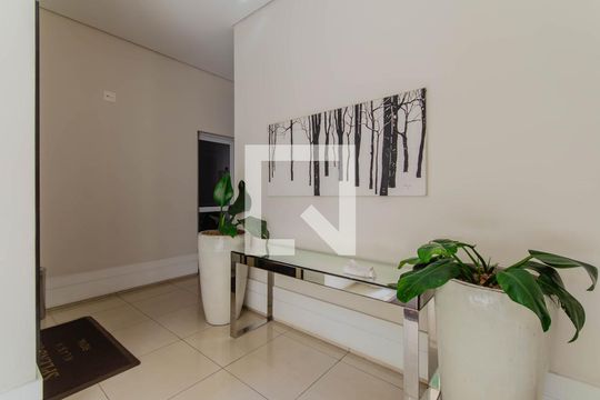 Venda de apartamento na Vila Mariana com 3 quartos e piscina no condomínio. — Hall social