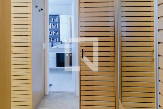 Venda de apartamento na Vila Mariana com 3 quartos e piscina no condomínio. — Closet da suíte 1
