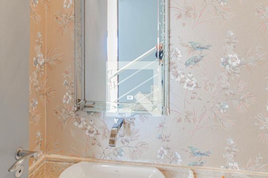 Venda de apartamento na Vila Mariana com 3 quartos e piscina no condomínio. — Lavabo