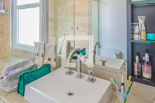 Venda de apartamento na Vila Mariana com 3 quartos e piscina no condomínio. — Banheiro da Suíte 1