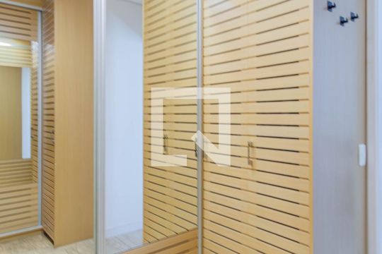 Venda de apartamento na Vila Mariana com 3 quartos e piscina no condomínio. — Closet da suíte 1