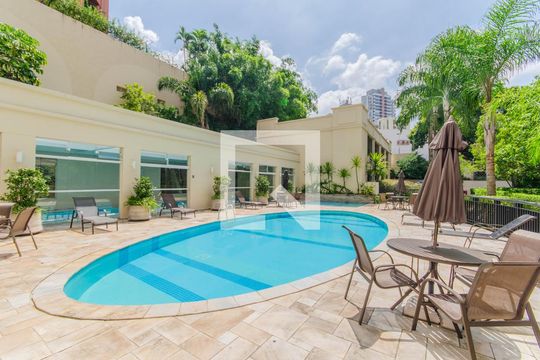 Venda de apartamento na Vila Mariana com 3 quartos e piscina no condomínio. — Área comum - Piscina