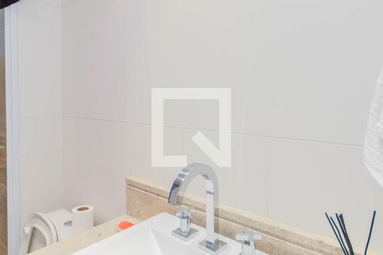 Venda de apartamento na Vila Mariana com 3 quartos e piscina no condomínio. — Banheiro