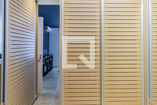 Venda de apartamento na Vila Mariana com 3 quartos e piscina no condomínio. — Closet da suíte 1