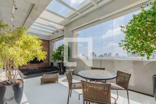 Venda de apartamento na Vila Mariana com 3 quartos e piscina no condomínio. — Sala
