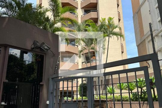 Comprar apartamento em Pinheiros com 2 quartos, 1 suíte, piscina e churrasqueira no condomínio. Pode ter animais. — Fachada