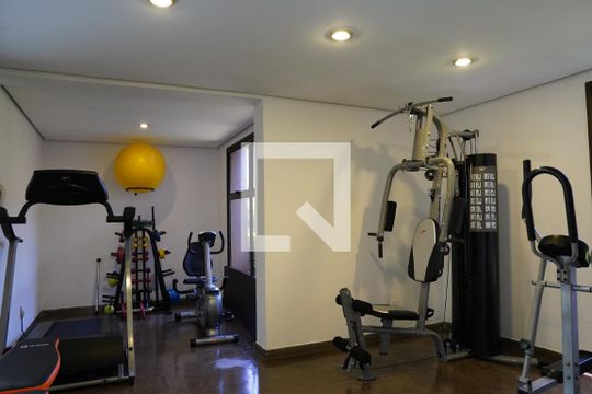 Comprar apartamento em Pinheiros com 2 quartos, 1 suíte, piscina e churrasqueira no condomínio. Pode ter animais. — Academia