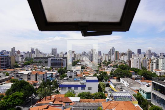 Comprar apartamento em Pinheiros com 2 quartos, 1 suíte, piscina e churrasqueira no condomínio. Pode ter animais. — Vista Banheiro