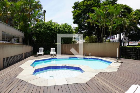 Comprar apartamento em Pinheiros com 2 quartos, 1 suíte, piscina e churrasqueira no condomínio. Pode ter animais. — Área comum - Piscina
