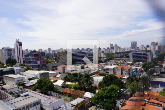 Comprar apartamento em Pinheiros com 2 quartos, 1 suíte, piscina e churrasqueira no condomínio. Pode ter animais. — Vista Quarto 1