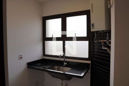 Comprar apartamento em Pinheiros com 2 quartos, 1 suíte, piscina e churrasqueira no condomínio. Pode ter animais. — Área de Serviço