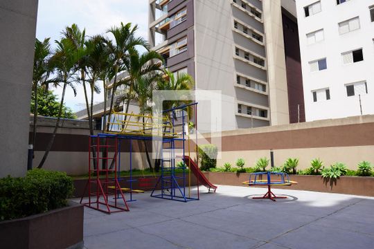 Comprar apartamento em Pinheiros com 2 quartos, 1 suíte, piscina e churrasqueira no condomínio. Pode ter animais. — Playground