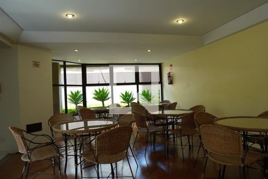 Comprar apartamento em Pinheiros com 2 quartos, 1 suíte, piscina e churrasqueira no condomínio. Pode ter animais. — Área comum