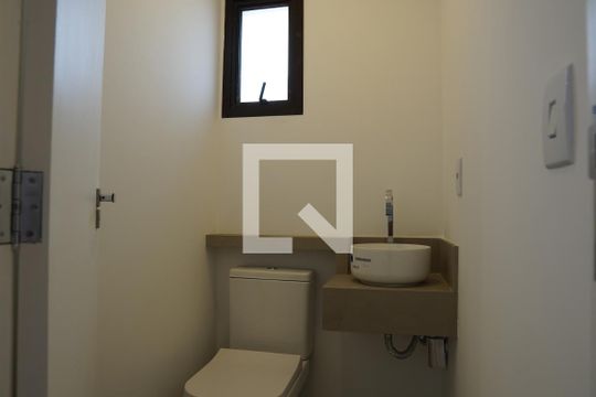 Comprar apartamento em Pinheiros com 2 quartos, 1 suíte, piscina e churrasqueira no condomínio. Pode ter animais. — Lavabo 1