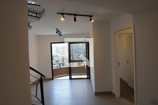 Comprar apartamento em Pinheiros com 2 quartos, 1 suíte, piscina e churrasqueira no condomínio. Pode ter animais. — Sala