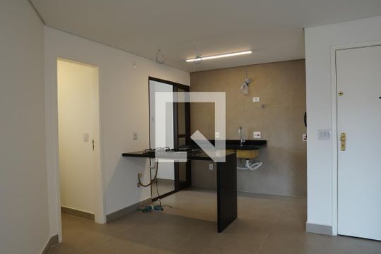 Comprar apartamento em Pinheiros com 2 quartos, 1 suíte, piscina e churrasqueira no condomínio. Pode ter animais. — Cozinha
