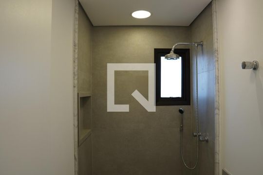 Comprar apartamento em Pinheiros com 2 quartos, 1 suíte, piscina e churrasqueira no condomínio. Pode ter animais. — Banheiro
