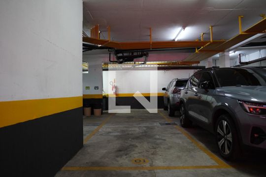 Comprar apartamento em Pinheiros com 2 quartos, 1 suíte, piscina e churrasqueira no condomínio. Pode ter animais. — Garagem
