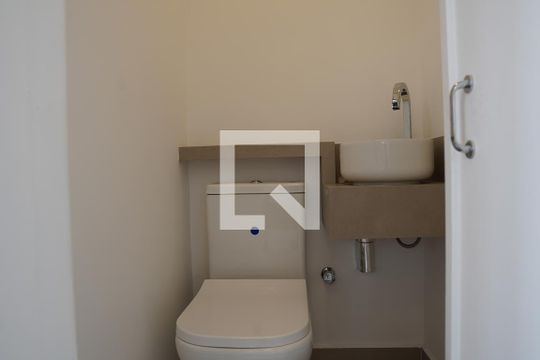 Comprar apartamento em Pinheiros com 2 quartos, 1 suíte, piscina e churrasqueira no condomínio. Pode ter animais. — Lavabo 2